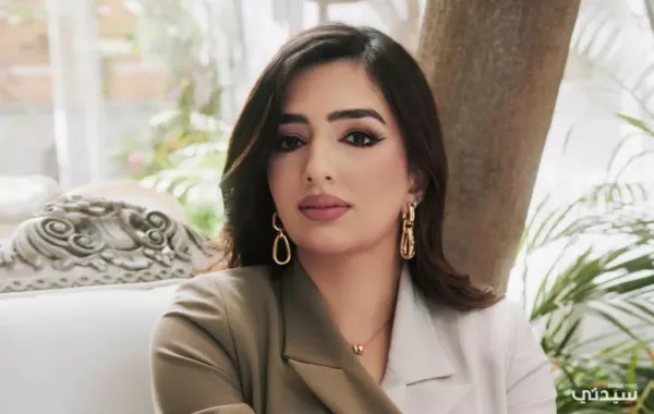 المخرجة الإمارتية ميثة العوضي في جلسة تصوير خاصة لسيدتي